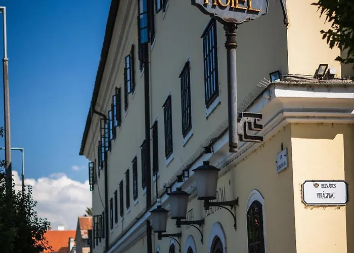 クラストロム ホテル