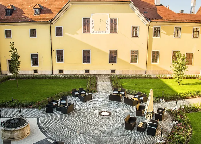 クラストロム ホテル 3*